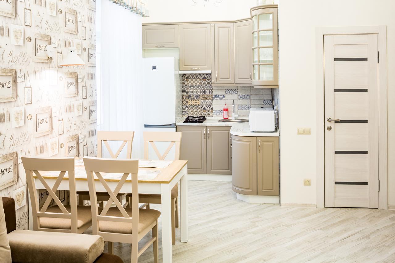 Leogrand Vip Apartments On Udatnogo 4 Lviv Exterior photo